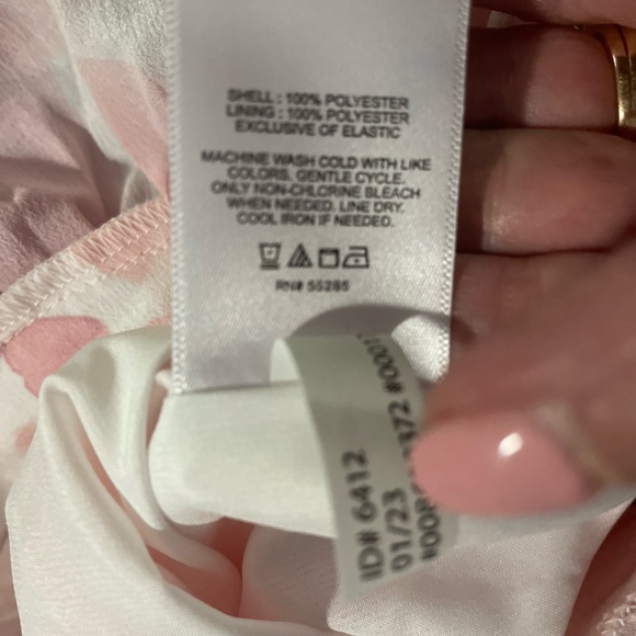 New Express that front pleated top. Size small - Picture 5 of 8